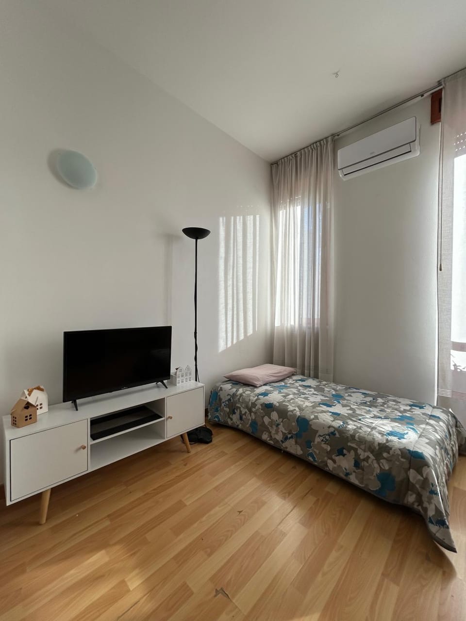 Bed, TV and multimedia, Bedroom, air conditioner