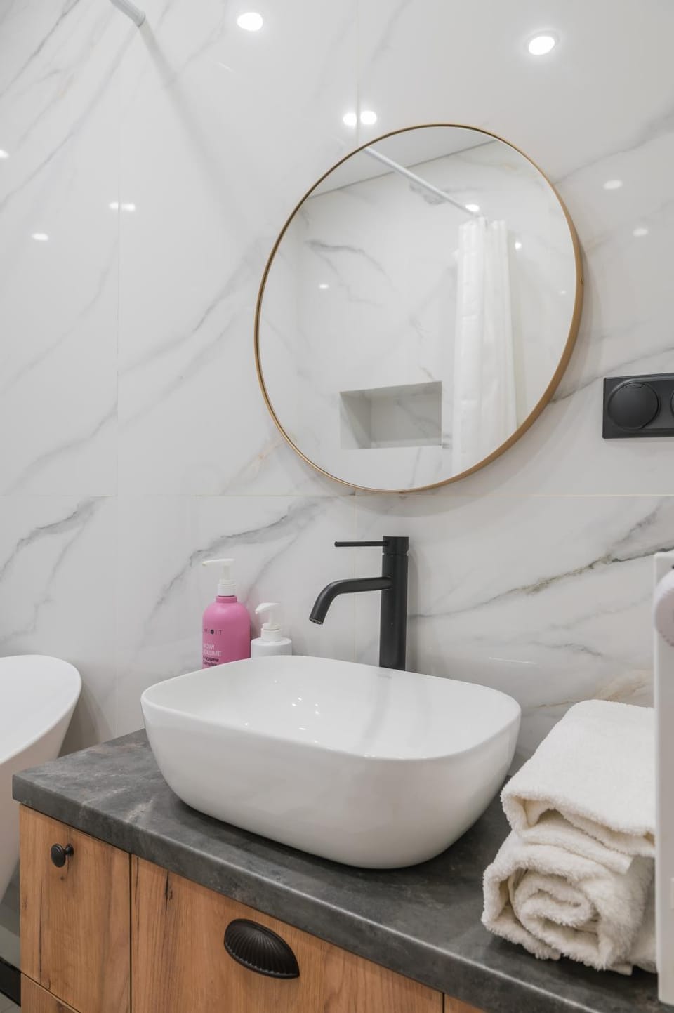 Bathroom, towels