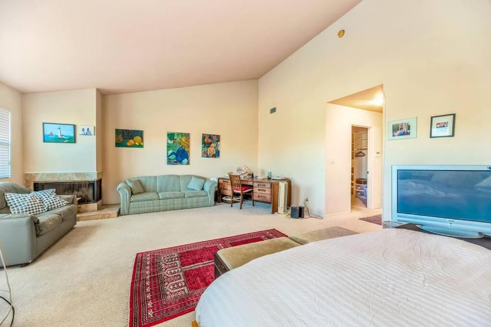 Bed, TV and multimedia, Photo of the whole room, Bedroom