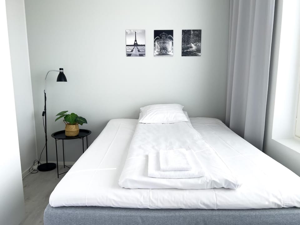 Bed, Bedroom, towels