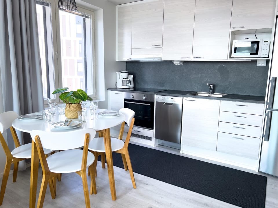 Coffee/tea facilities, Kitchen or kitchenette, Dining area, dishwasher, microwave, oven, stove, toaster