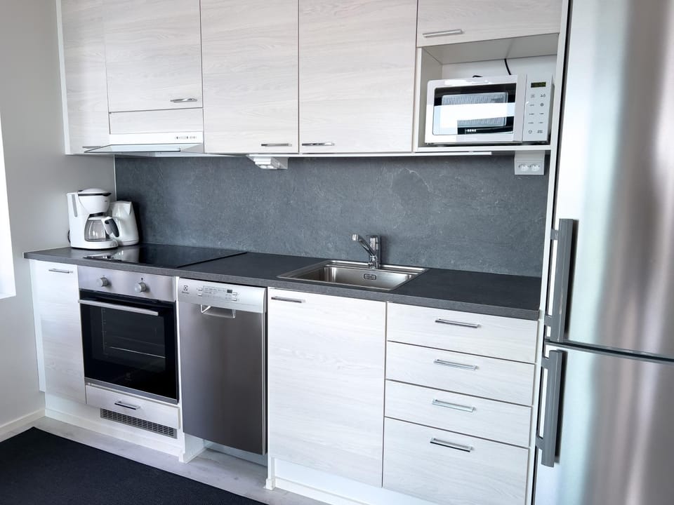 Coffee/tea facilities, Kitchen or kitchenette, dishwasher, microwave, oven, stove, toaster