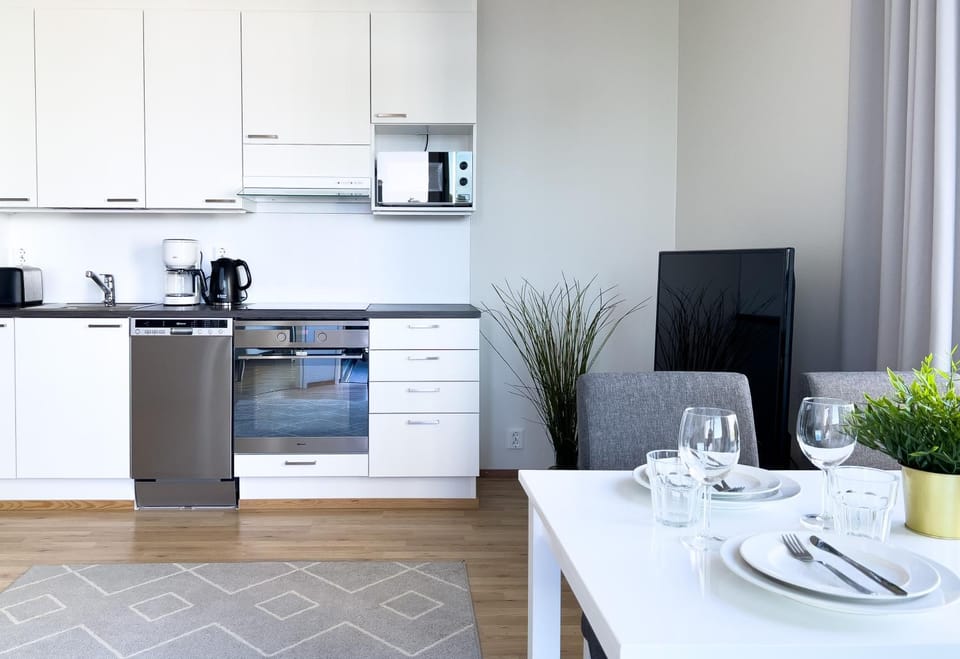 TV and multimedia, Coffee/tea facilities, Kitchen or kitchenette, Dining area, dishwasher, microwave, oven, stove, toaster