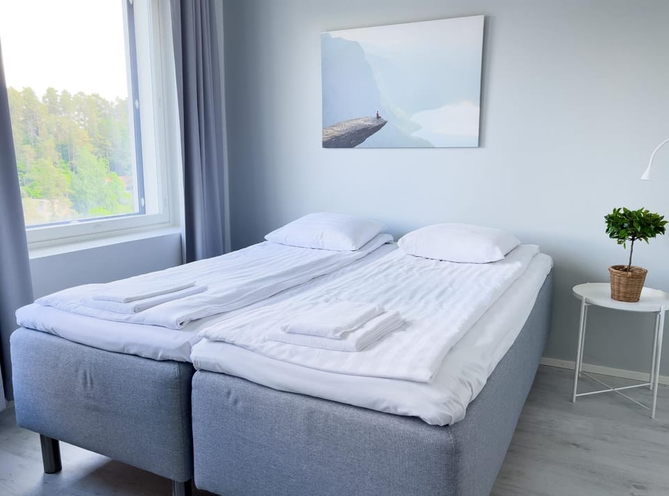 Bed, Bedroom, towels