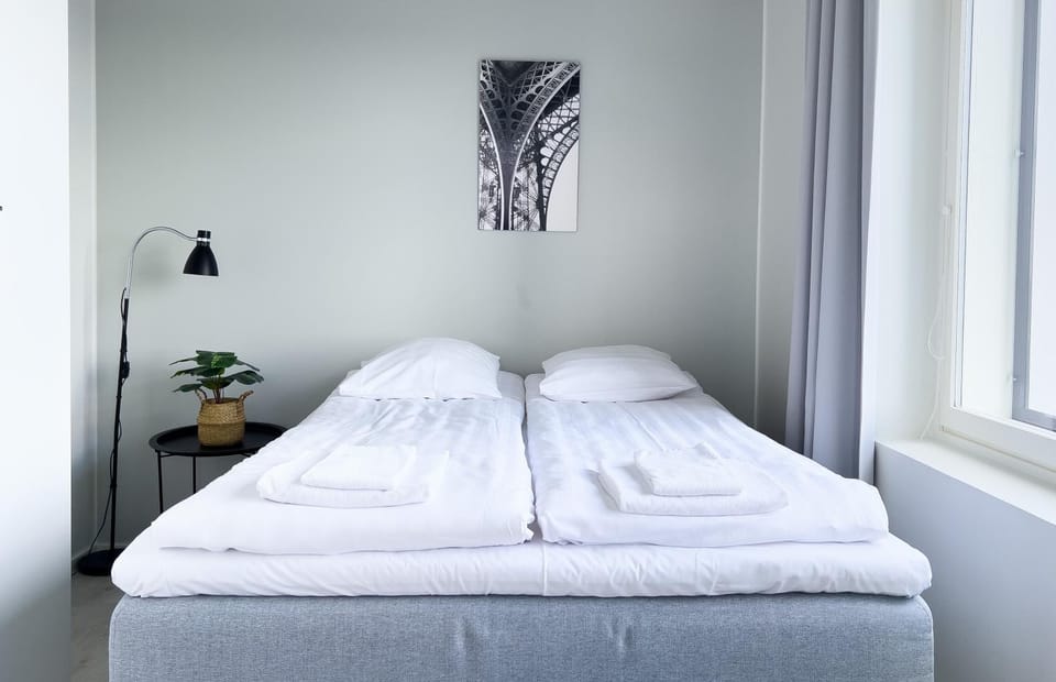 Bed, Bedroom, towels