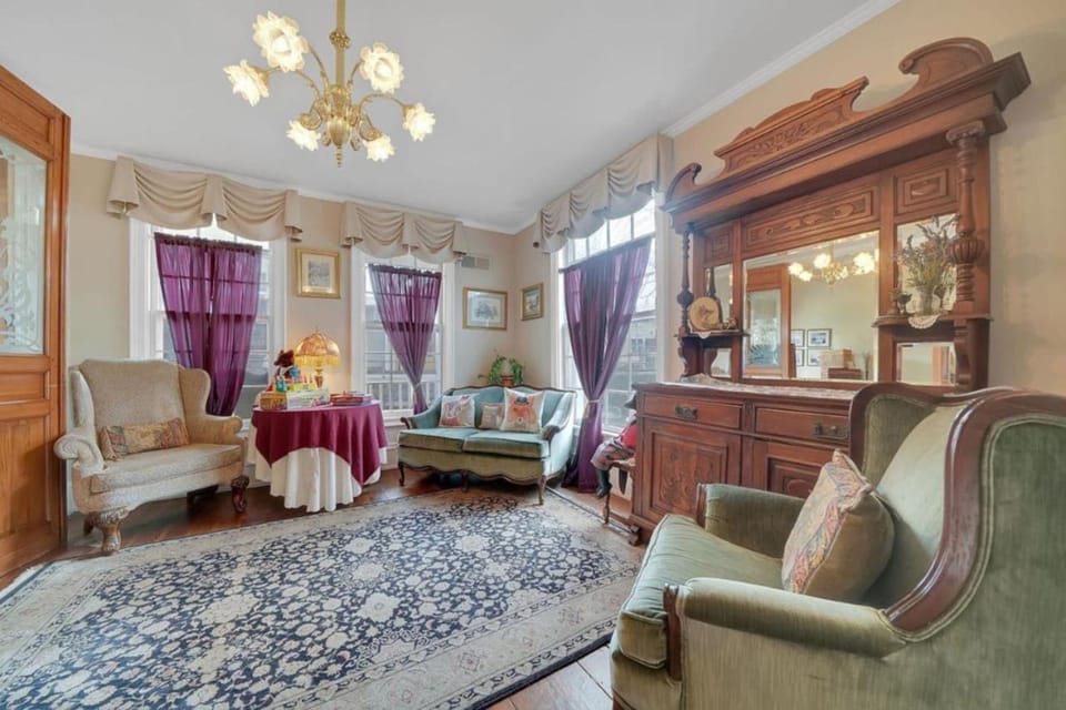 Timeless Victorian Gem w Breathtaking Mountains House in Sutter Creek