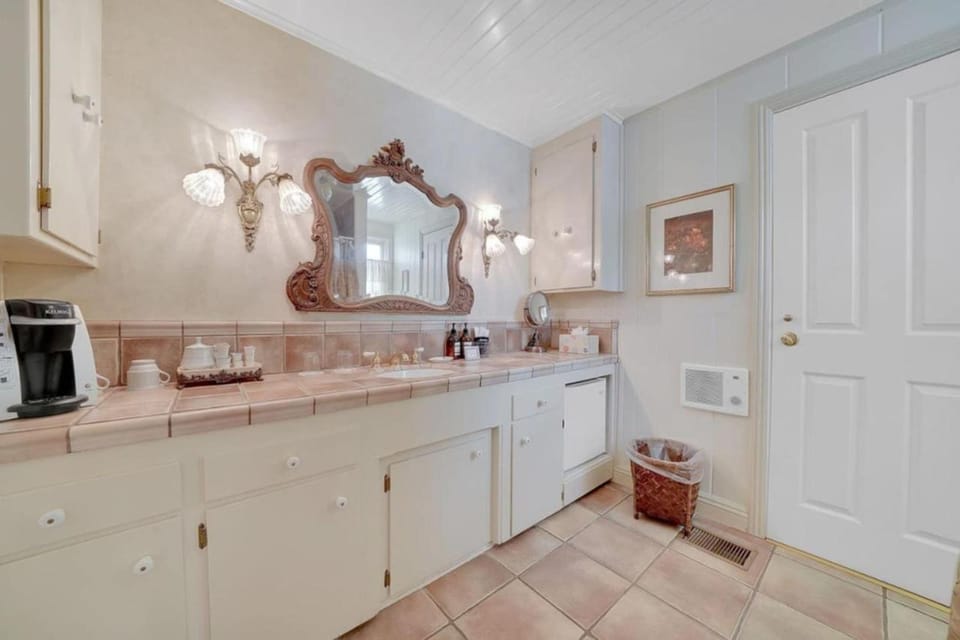 Romantic Victorian Getaway The Hideaway Hotel in Sutter Creek