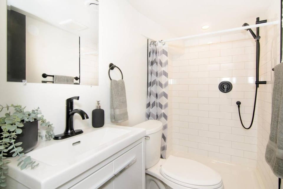 RentX Modern Suite - Near GO Hospital Parking Apartment in Hamilton