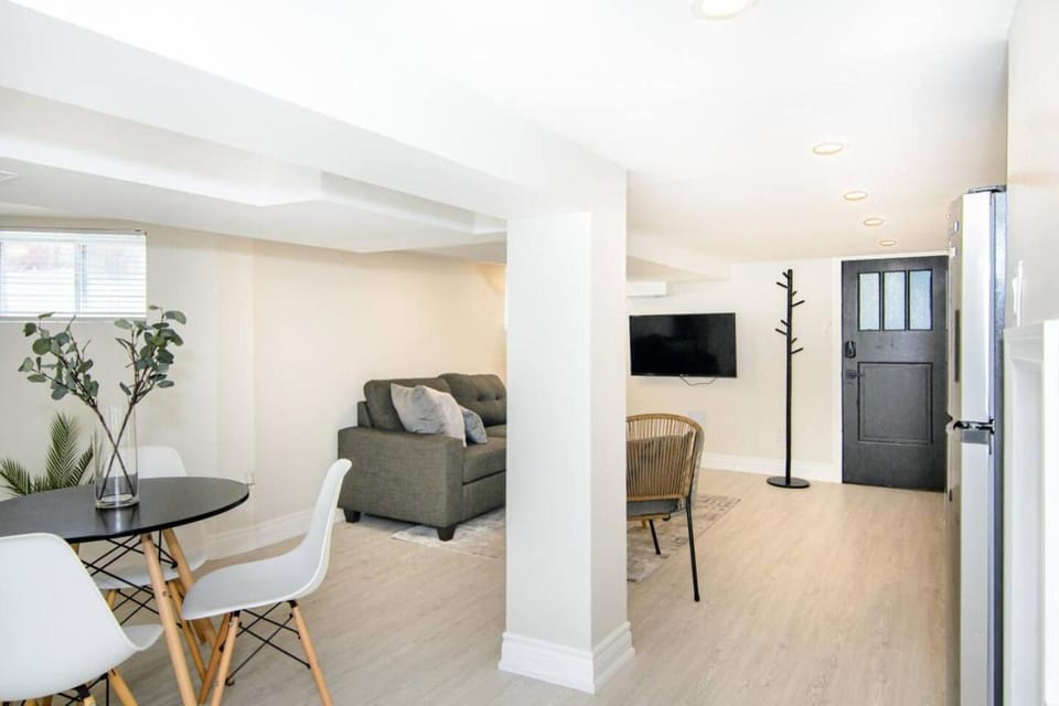 RentX Modern Suite - Near GO Hospital Parking Apartment in Hamilton