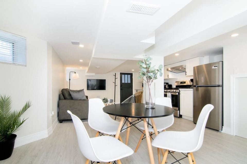 RentX Modern Suite - Near GO Hospital Parking Apartment in Hamilton