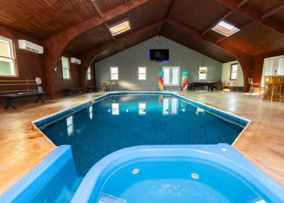 Delaware City Oasis Indoor Heated Pool House in Delaware City