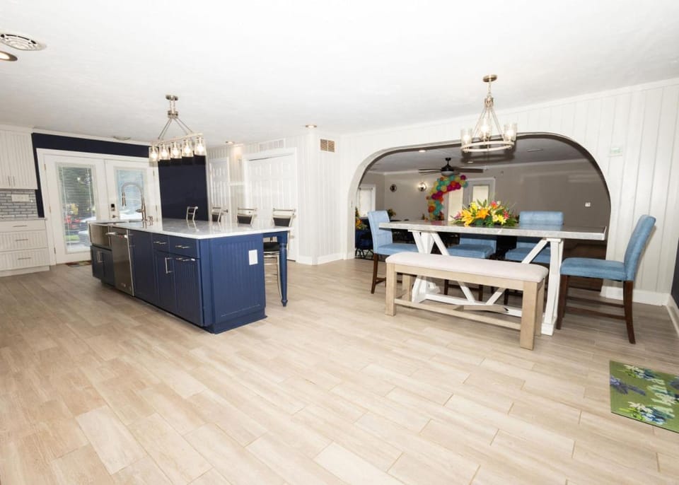 Delaware City Oasis Indoor Heated Pool House in Delaware City