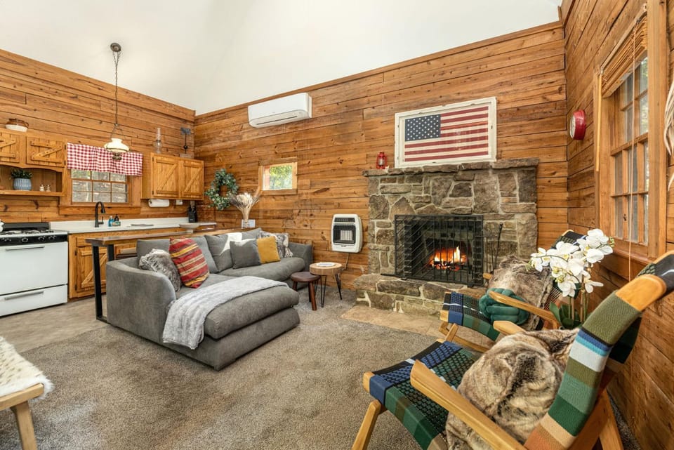 Camp Allswell - Cozy Loft Cabin Getaway - Fireplace Cabin in Eureka Springs