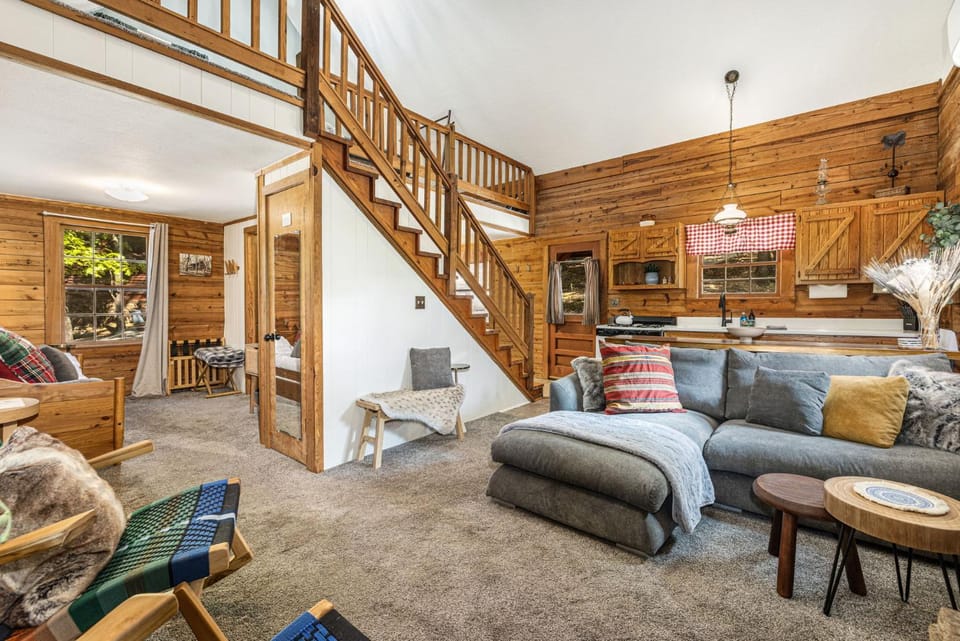 Camp Allswell - Cozy Loft Cabin Getaway - Fireplace Cabin in Eureka Springs