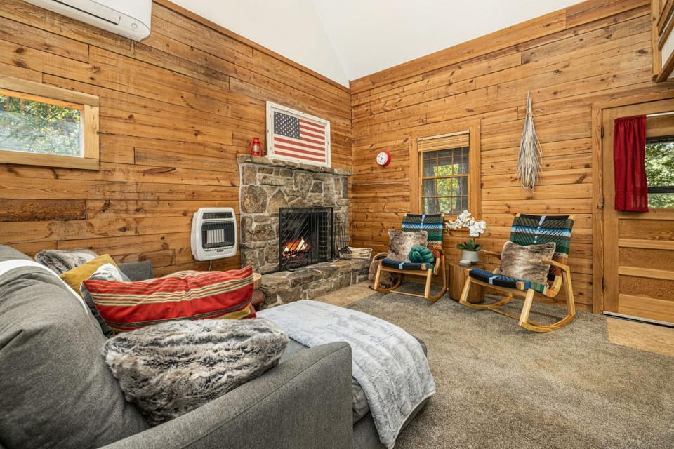 Camp Allswell - Cozy Loft Cabin Getaway - Fireplace Cabin in Eureka Springs