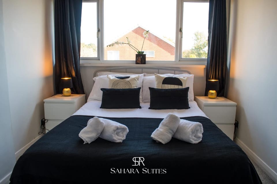 Bed, Photo of the whole room, Bedroom, towels