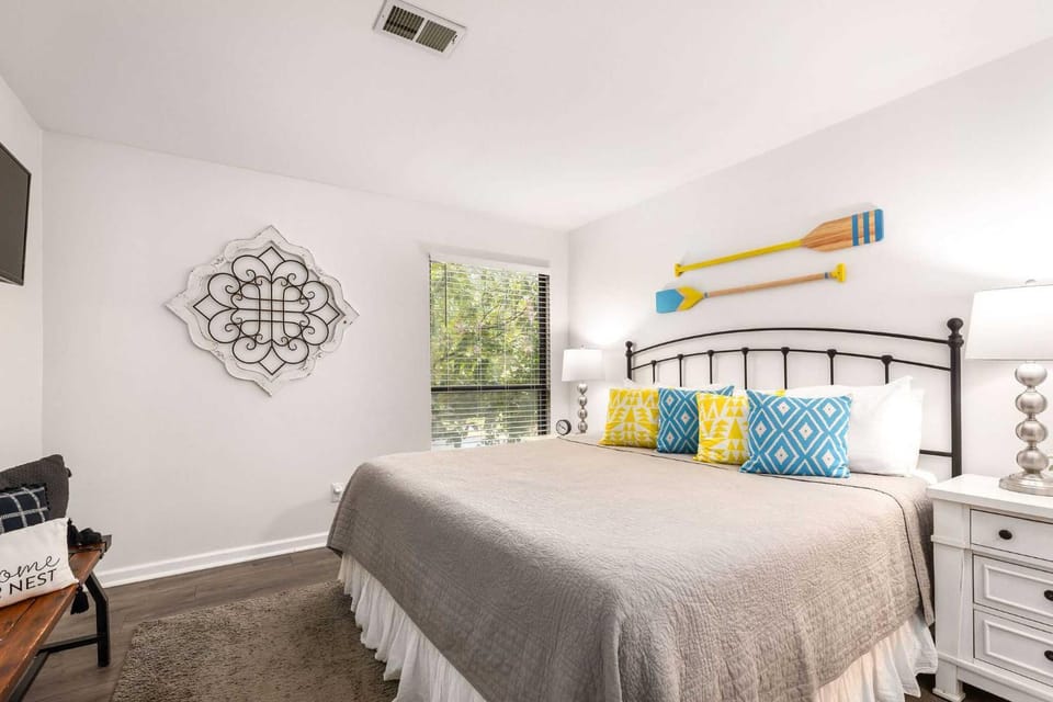 Sunny Pointe Fireplace Pool Pickleball Gym Apartment in Branson