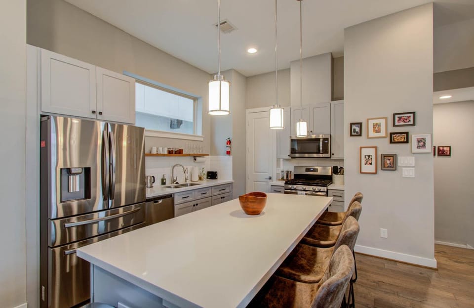 Modern Luxury 3-BD Mins to DT w Rooftop House in Harris County