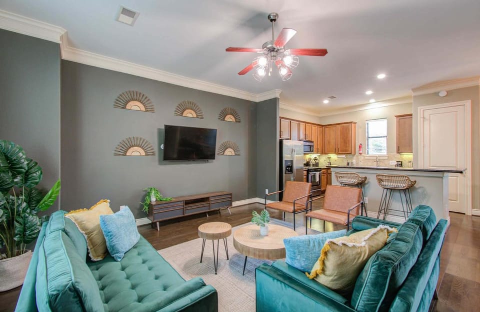 Chic & Central 3-BD Townhouse Mins to DT House in Harris County