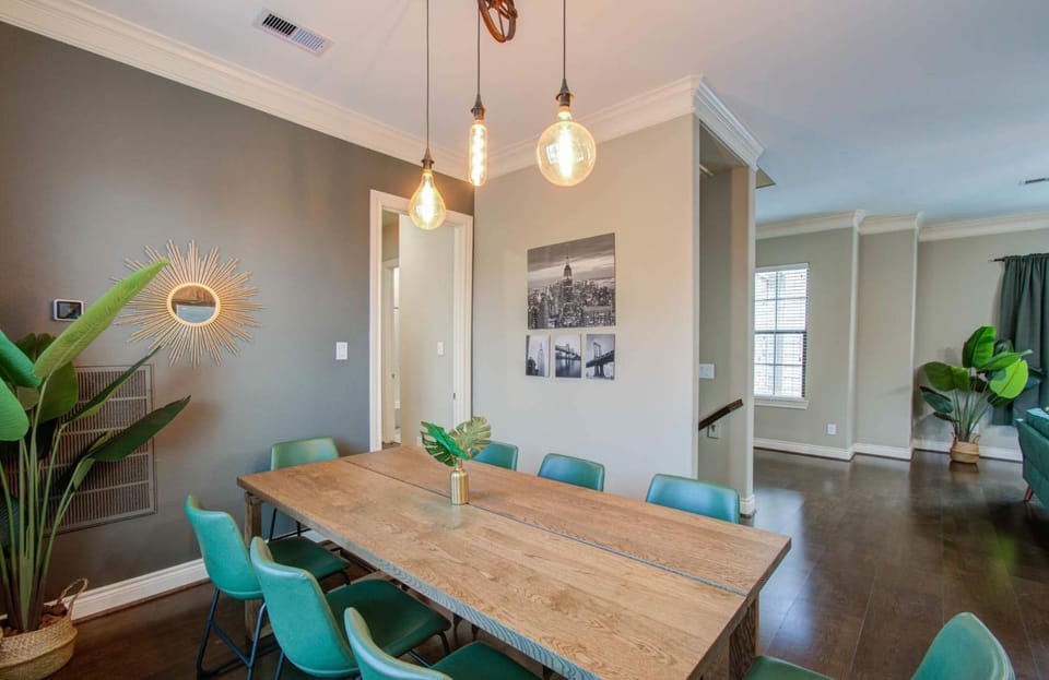 Chic & Central 3-BD Townhouse Mins to DT House in Harris County