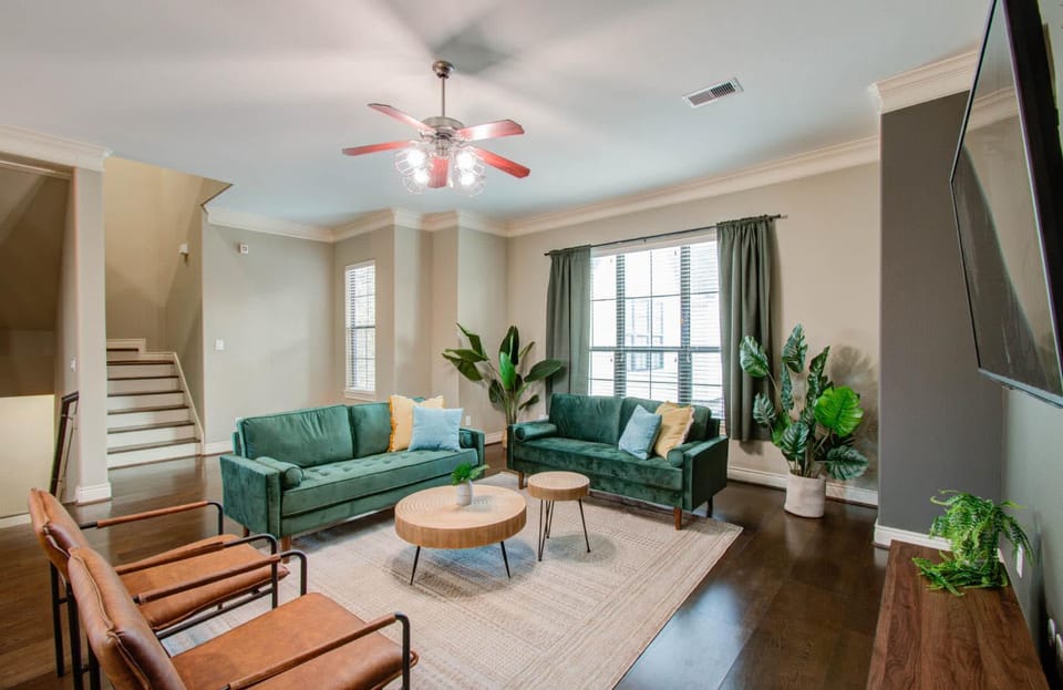 Chic & Central 3-BD Townhouse Mins to DT House in Houston