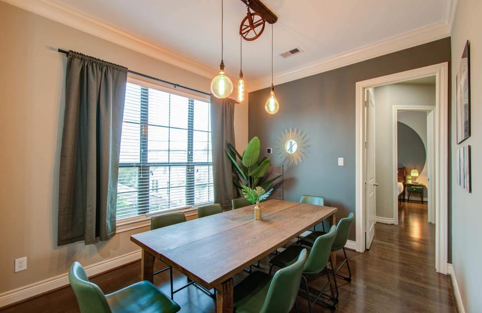 Chic & Central 3-BD Townhouse Mins to DT House in Houston