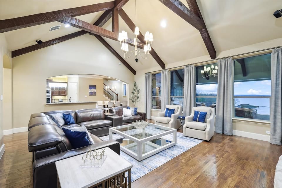 Lakefront Mansion with Pool and Cinema House in Rowlett