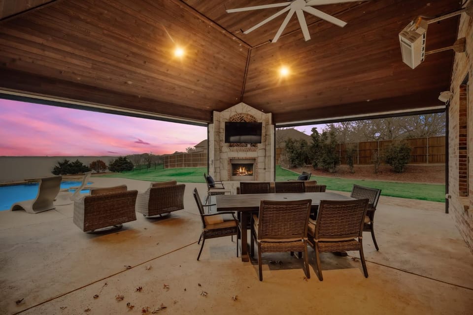 Lakefront Mansion with Pool and Cinema House in Rowlett