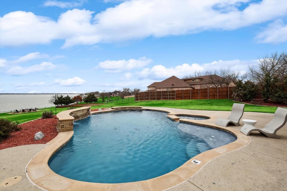 Lakefront Mansion with Pool and Cinema House in Rowlett