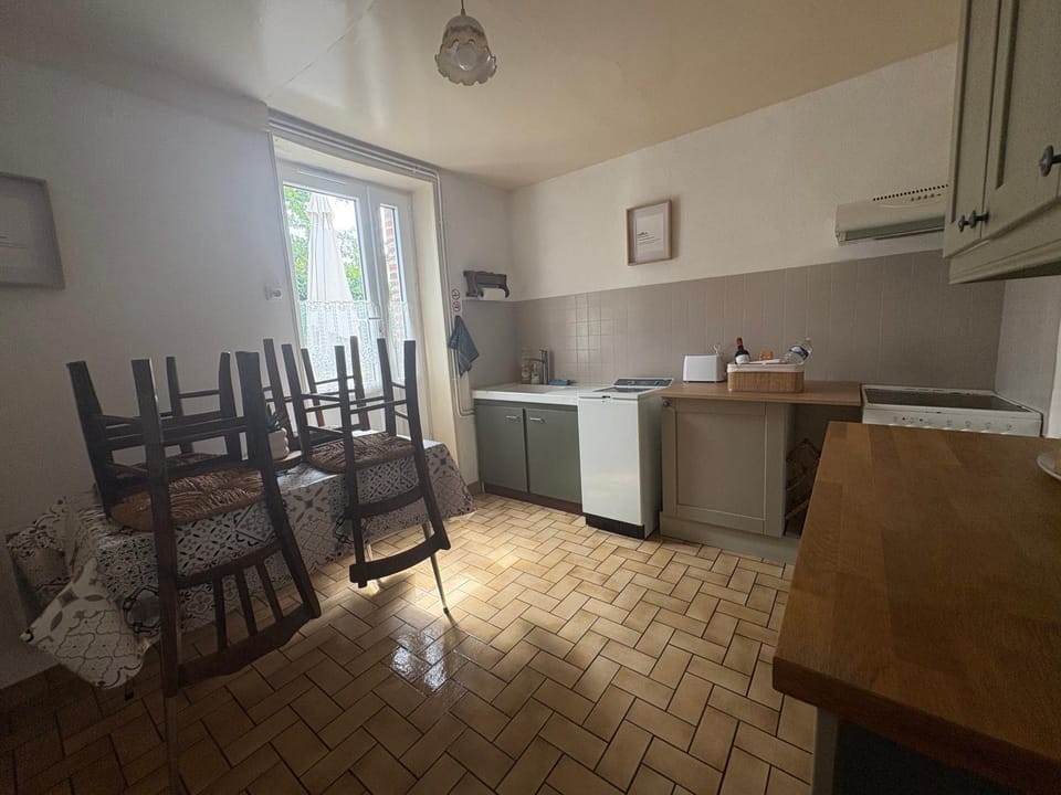 Kitchen or kitchenette, Dining area, oven, pet friendly, stove