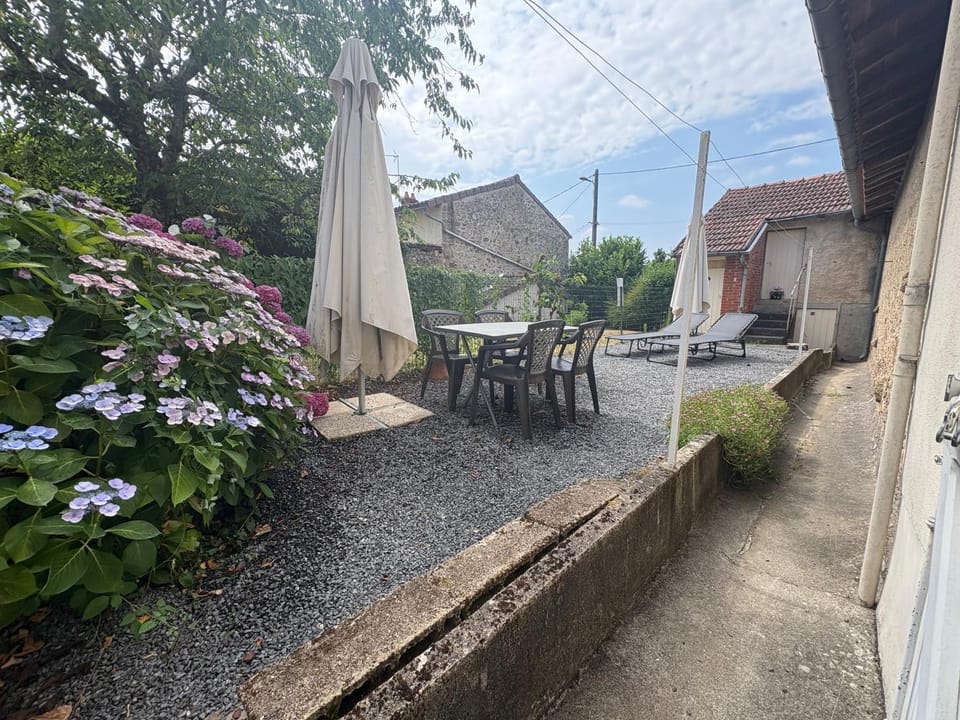 Property building, Garden, Dining area, Garden view