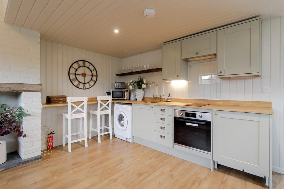 Kitchen or kitchenette, Dining area, oven, pet friendly, stove, toaster