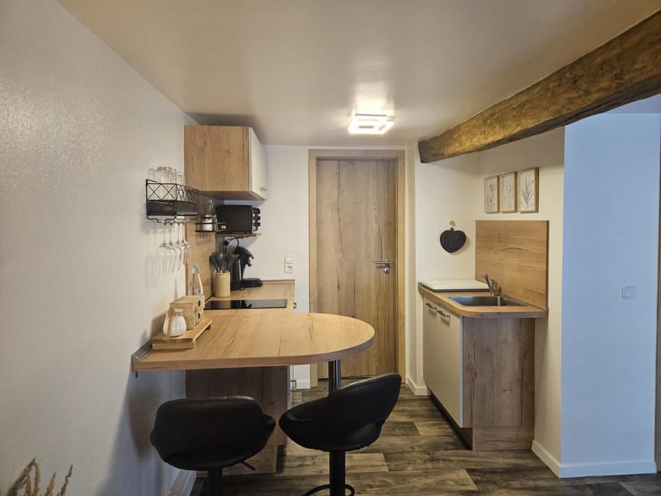 Coffee/tea facilities, Kitchen or kitchenette, Dining area, stove