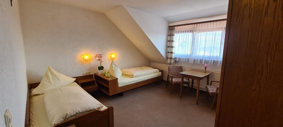 Doppelzimmer Bergblick mit 2 Einzelbetten - Pension Hauber House in Baden-Württemberg