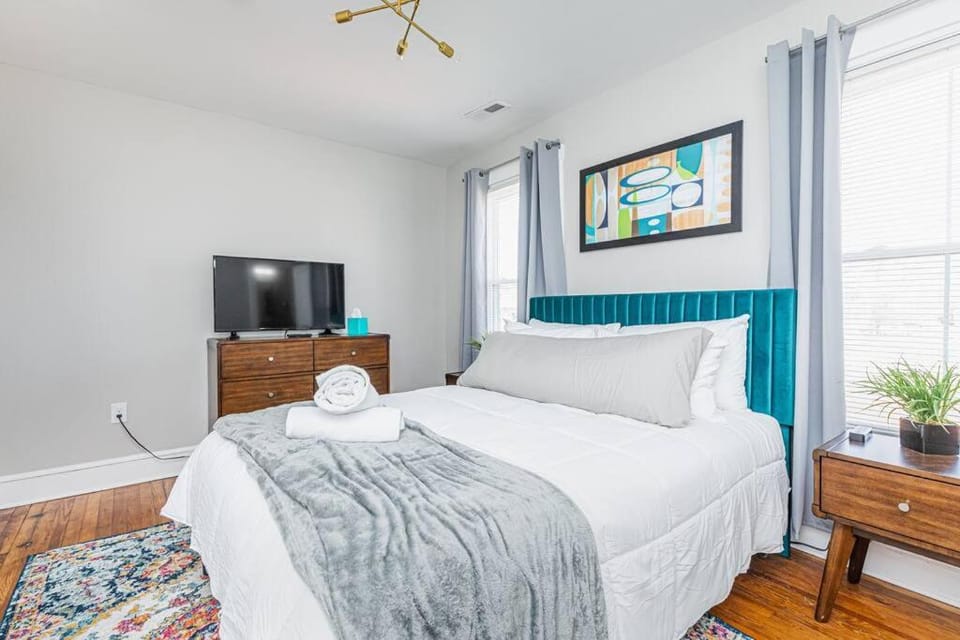 Bed, TV and multimedia, Photo of the whole room, Bedroom
