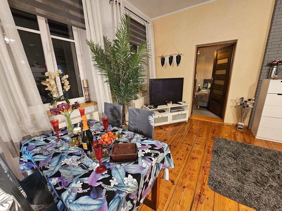 Communal lounge/ TV room, TV and multimedia, Living room, Seating area, Dining area, Evening entertainment