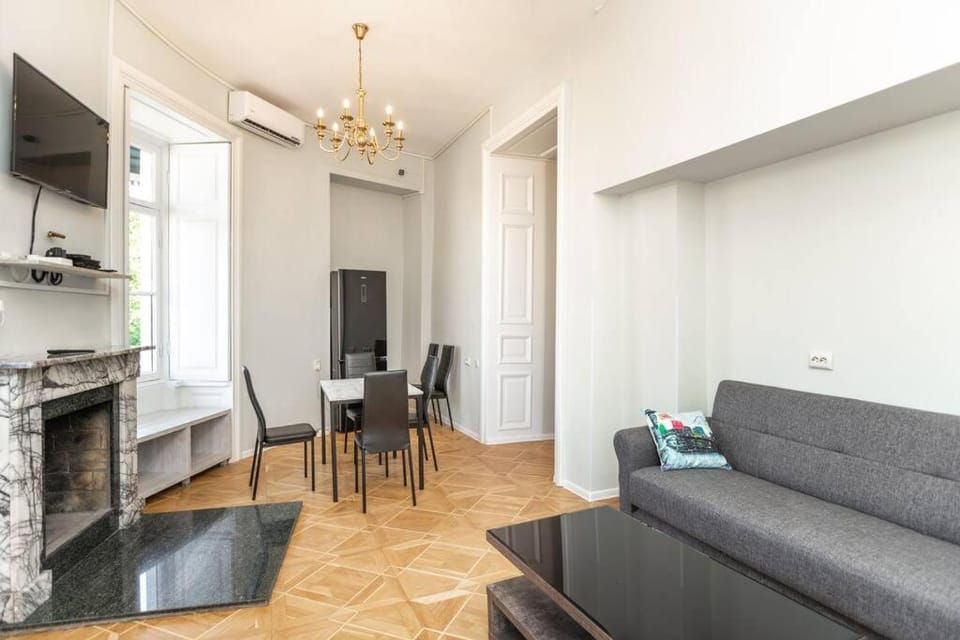 Staff, Bed, TV and multimedia, Living room, Seating area, Dining area, Bedroom, fireplace