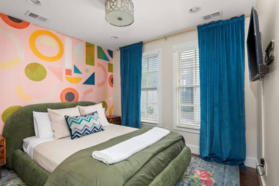 Bed, TV and multimedia, Bedroom