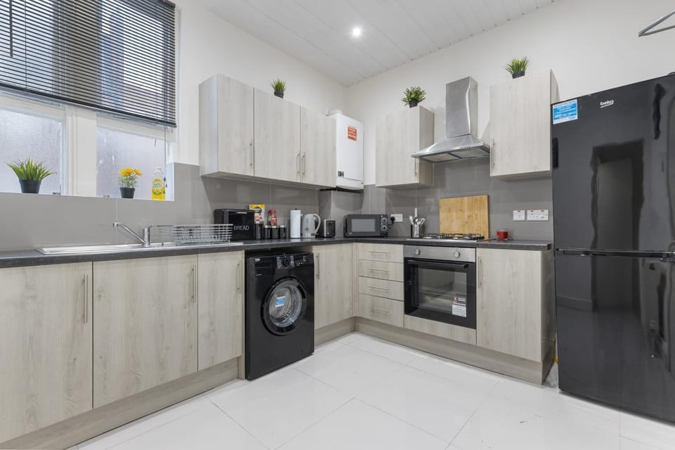 Kitchen or kitchenette, oven, stove, toaster, washing machine