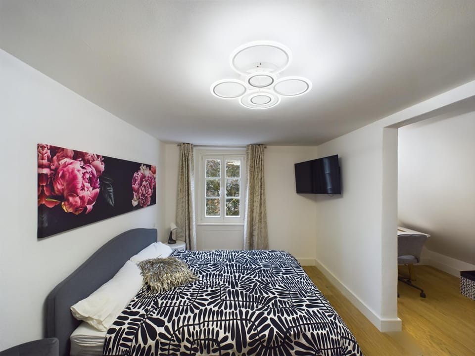 Bed, TV and multimedia, Photo of the whole room, Bedroom