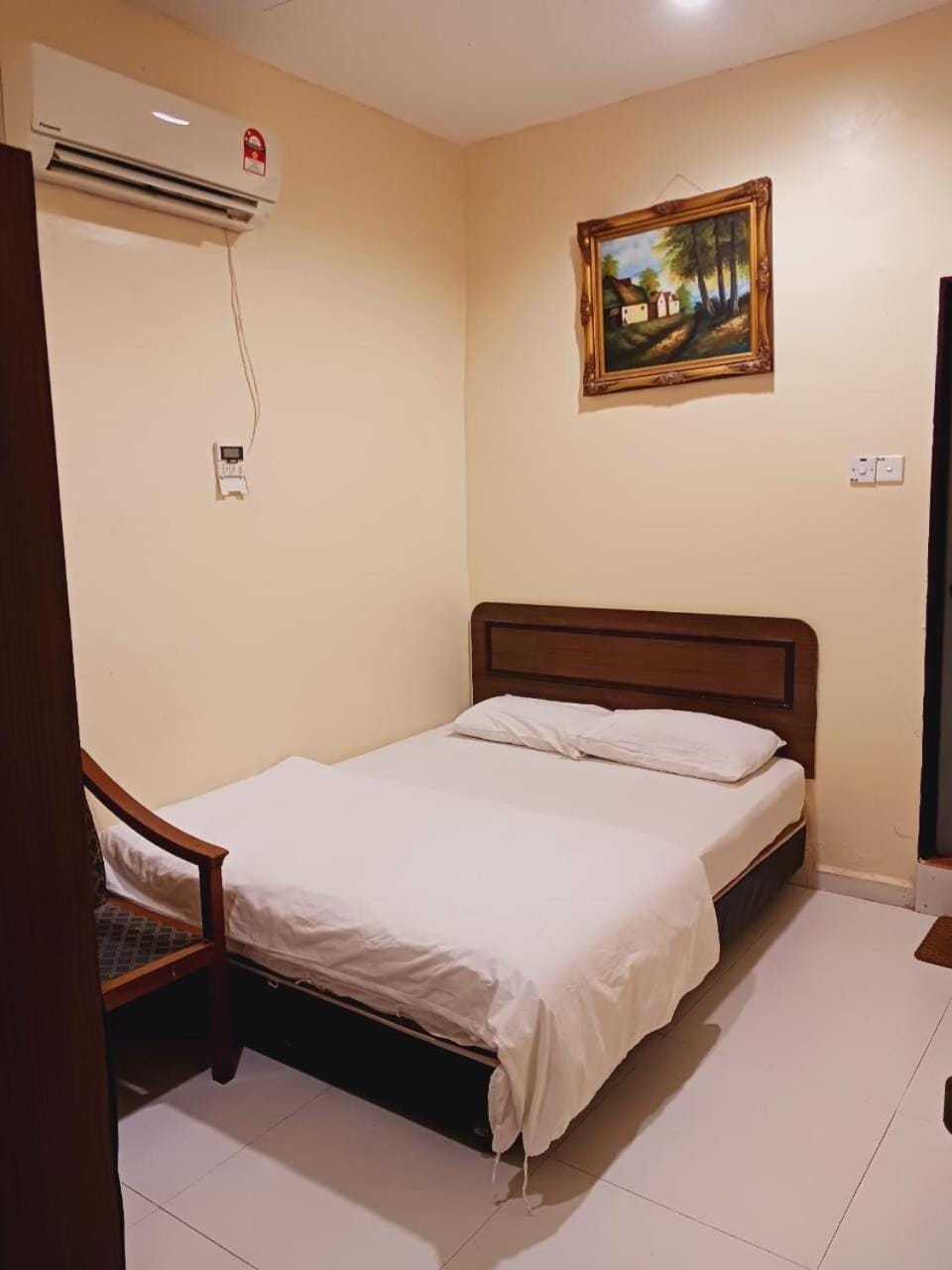 Bed, Photo of the whole room, Bedroom, air conditioner