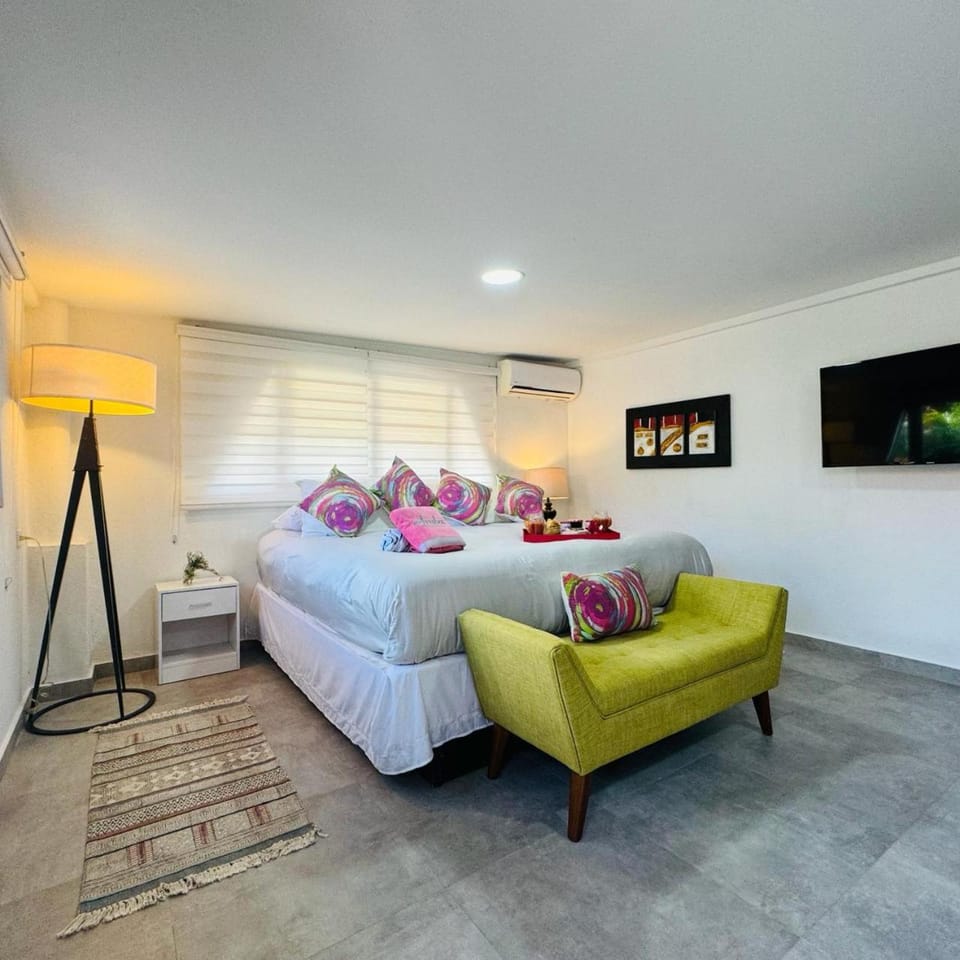 Bed, TV and multimedia, Photo of the whole room, Bedroom, air conditioner