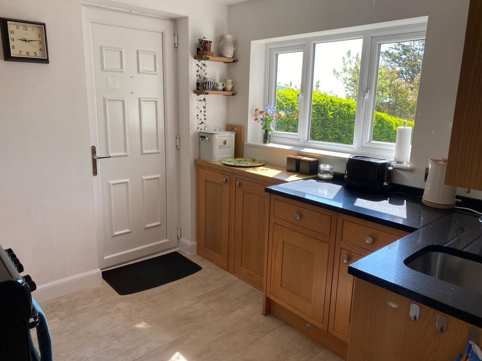 Coffee/tea facilities, Kitchen or kitchenette, dishwasher, toaster