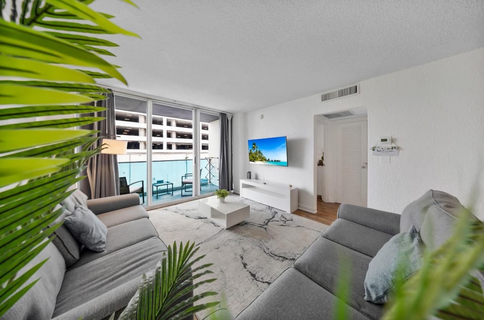 Communal lounge/ TV room, TV and multimedia, Living room, Seating area, Evening entertainment
