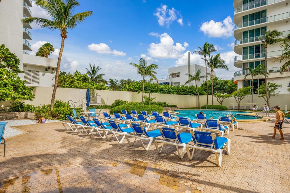 Property building, Day, Pool view, Swimming pool, sunbed