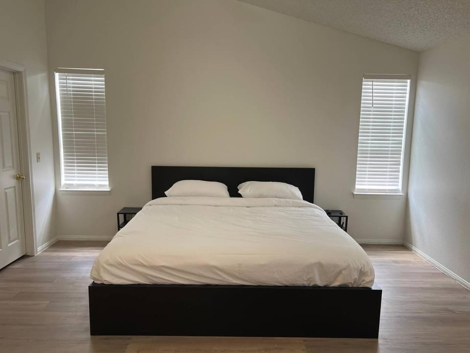 Extended Stay 3 or 4 Beds Cozy Smart Home Living House in Summerlin