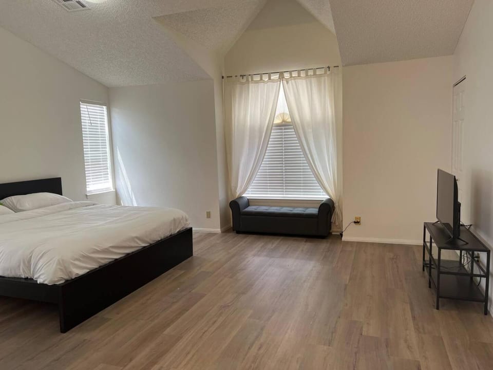 Extended Stay 3 or 4 Beds Cozy Smart Home Living House in Summerlin