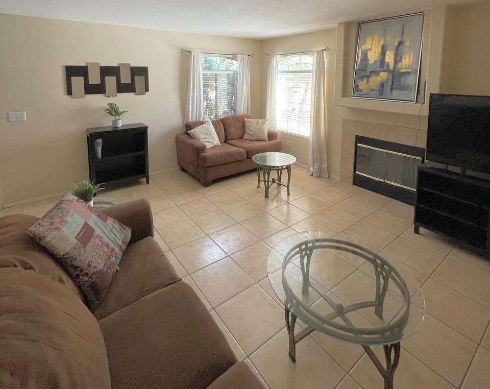 Extended Stay 3 Bedrooms Cozy Townhouse Living House in North Las Vegas