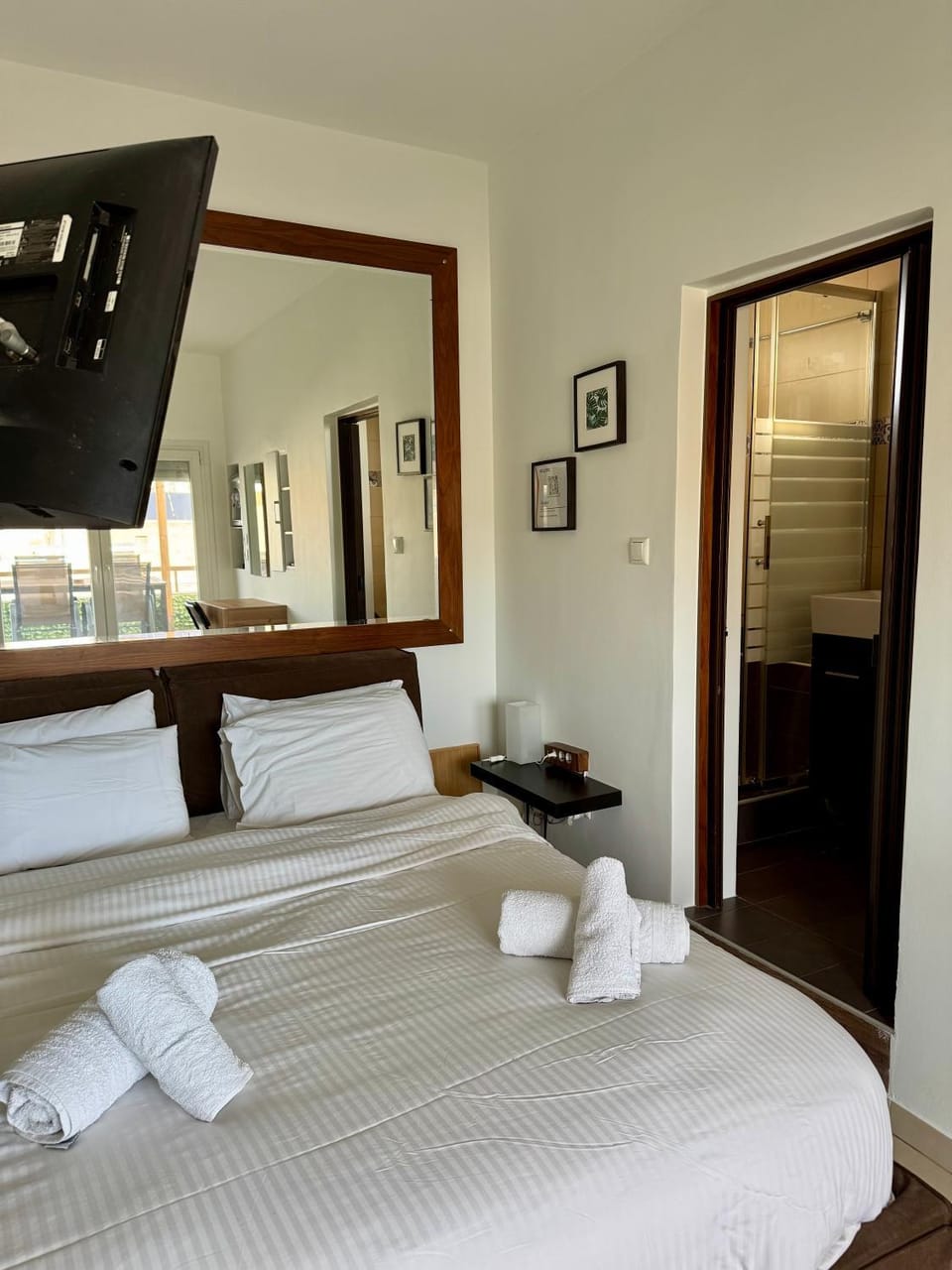 Rooftop Tiny Suite-Roof Deck-Sunbeds-City view Apartment in Thessaloniki