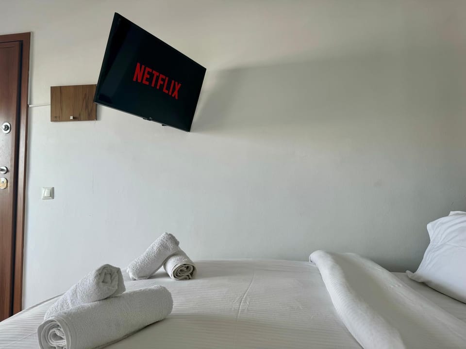 Bed, TV and multimedia, Bedroom